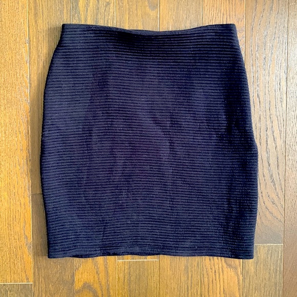 Aritzia Wilfred free black mini stretchy pencil skirt with side zipper - Picture 1 of 5
